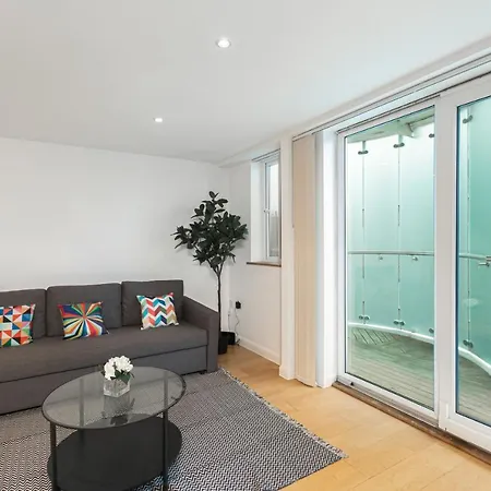 Beautiful 2Bed 2Bath Apartment 4Mins To Train Station With Wifi And Free Parking